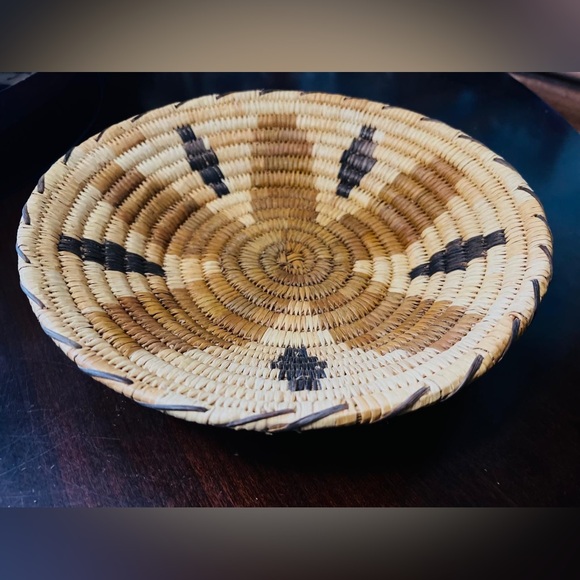 Vintage Handwoven Two Tone Raffia Wicker Basket
Spiral Brown - Picture 2 of 4